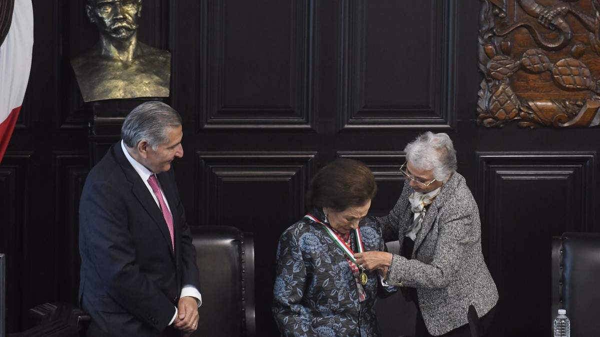 Ifigenia Martínez al recibir la medalla Belisario Domínguez