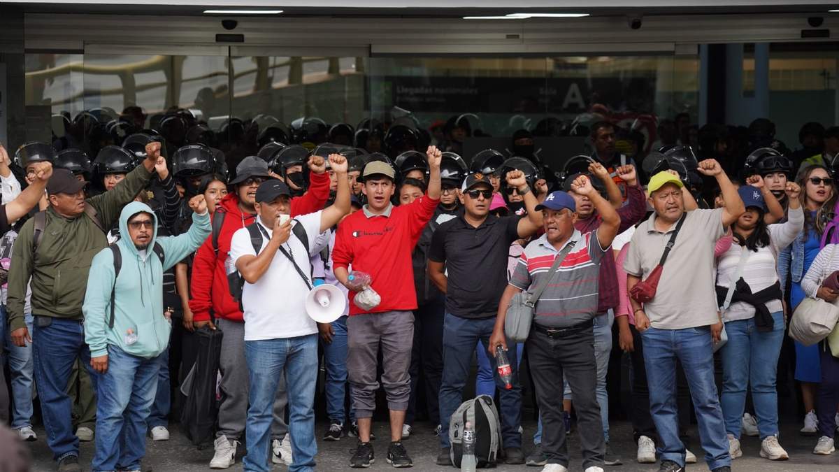 Protesta de integrantes de la CNTE