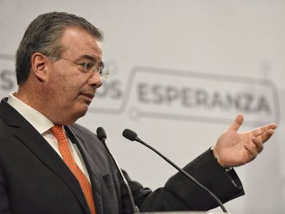 Gobernador del Banco de México defiende autonomía de la institución frente a presiones políticas