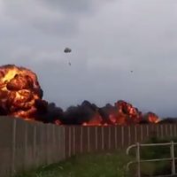 Una niña de 5 años murió al estrellarse un avión durante una exhibición aérea (Video)