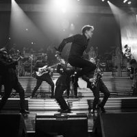 Luis Miguel sufre caída en el concierto del sábado; una noche antes saludó a Peso Pluma (Videos)