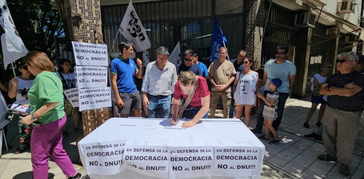 Firma del recurso de amparo. Fuente: (Javier Manzano - Minuto Neuquén)