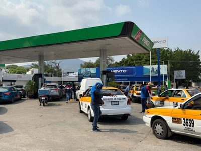 Maestros del SNTE toman gasolineras de Chiapas y regalan combustible a automovilistas