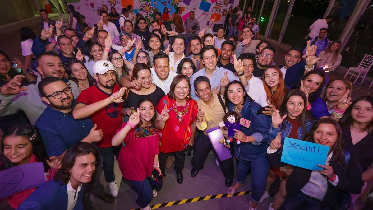 Gálvez con sus seguidores en la presentación de "Xochisimi"