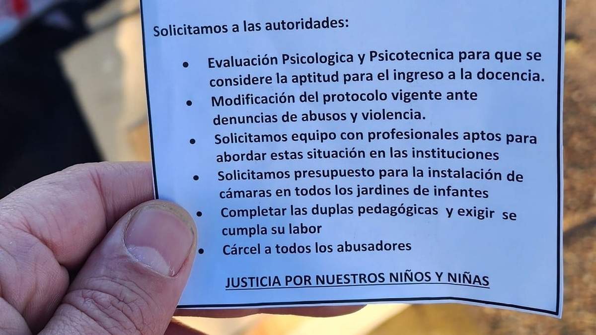 Entrega de volantes en puente carretero. Fuente: (Twitter)