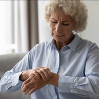El estilo de vida actual aumenta el riesgo de Parkinson, advierte neurólogo