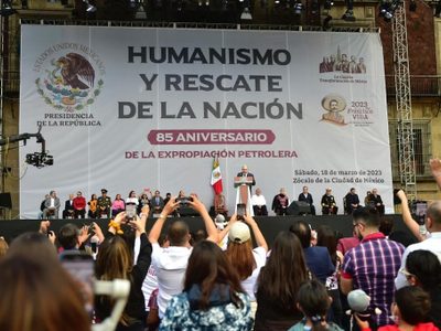 Minuto de silencio en honor a Carlos Payán Velver en mitin convocado por AMLO en el Zócalo