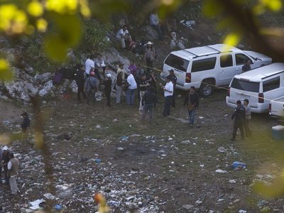 Juez ampara a peritos acusados de perder restos de normalistas de Ayotzinapa