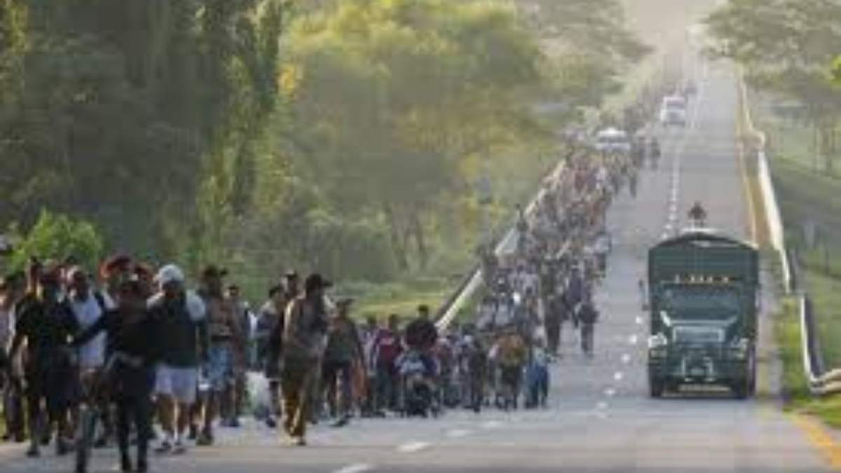 Migrantes caminan por una carretera en Huixtla, en el sur de México, en dirección a la frontera norte del país y, en última instancia, a Estados Unidos, el 7 de noviembre de 2024