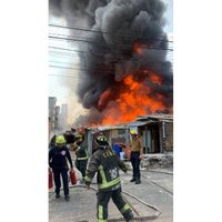 Incendio consume una veintena de casas de madera en la alcaldía Cuauhtémoc