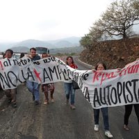 Policía y porros desmantelan plantón de opositores a obra vial en Morelos