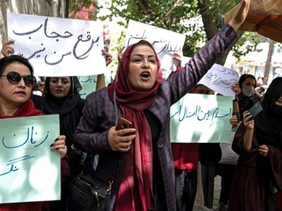 Los talibán impiden una protesta de mujeres en Kabul contra el cierre de escuelas a las niñas