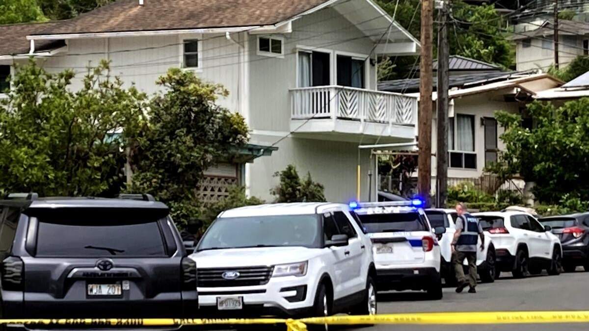 En esta fotografía del 10 de marzo de 2024, la policía de Honolulu investiga los asesinatos de varias personas en una casa en el vecindario Manoa, en Hawai