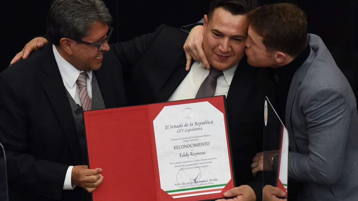Ricardo Monreal con Eddy Reynoso, entrenador del “Canelo” Álvarez