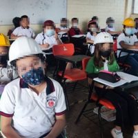 ¿Por qué alumnos de primaria en Monterrey están tomando clases con cascos?