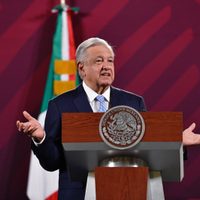 AMLO exhibe privilegios de ministros de la Corte: Pago de celulares, seguros, viáticos