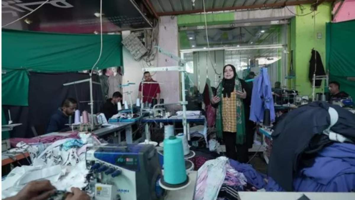 Imagen de archivo de una fábrica textil para personas desplazadas en Rafá
