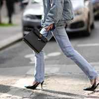 En un abrir y cerrar de ojos lucirás jeans distintos, este es el truco de moda que necesita tu outfit