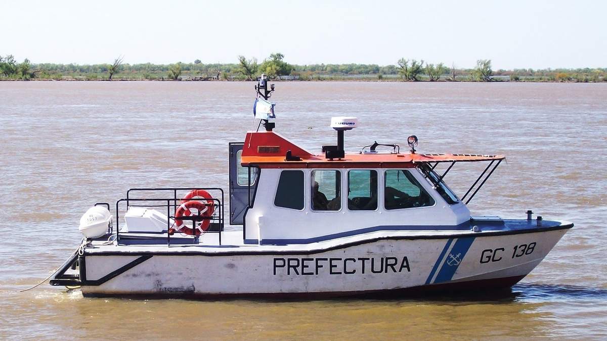 Prefectura Naval encabezó la búsqueda en el río Negro. Fuente: (Twitter)