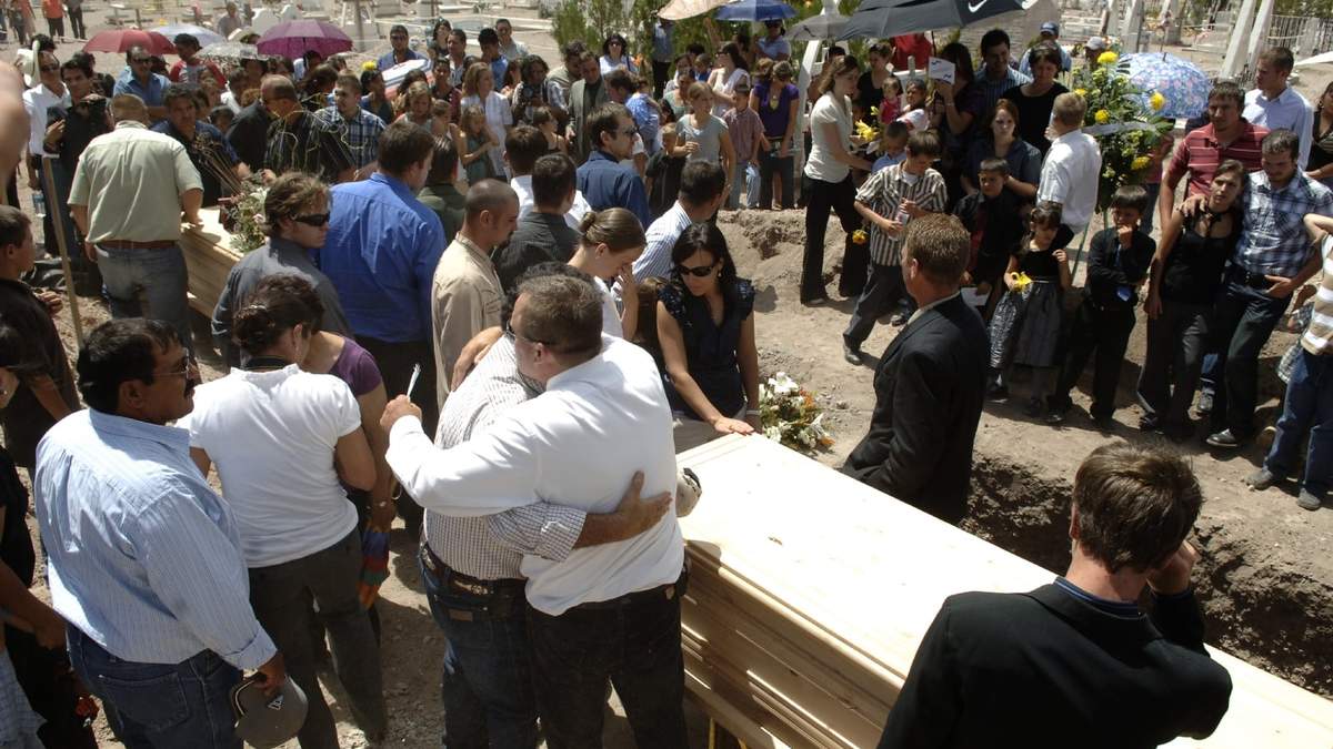 El sepelio de las víctimas de la masacre en Bavispe
