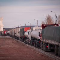 Asisten a transportistas varados por el temporal