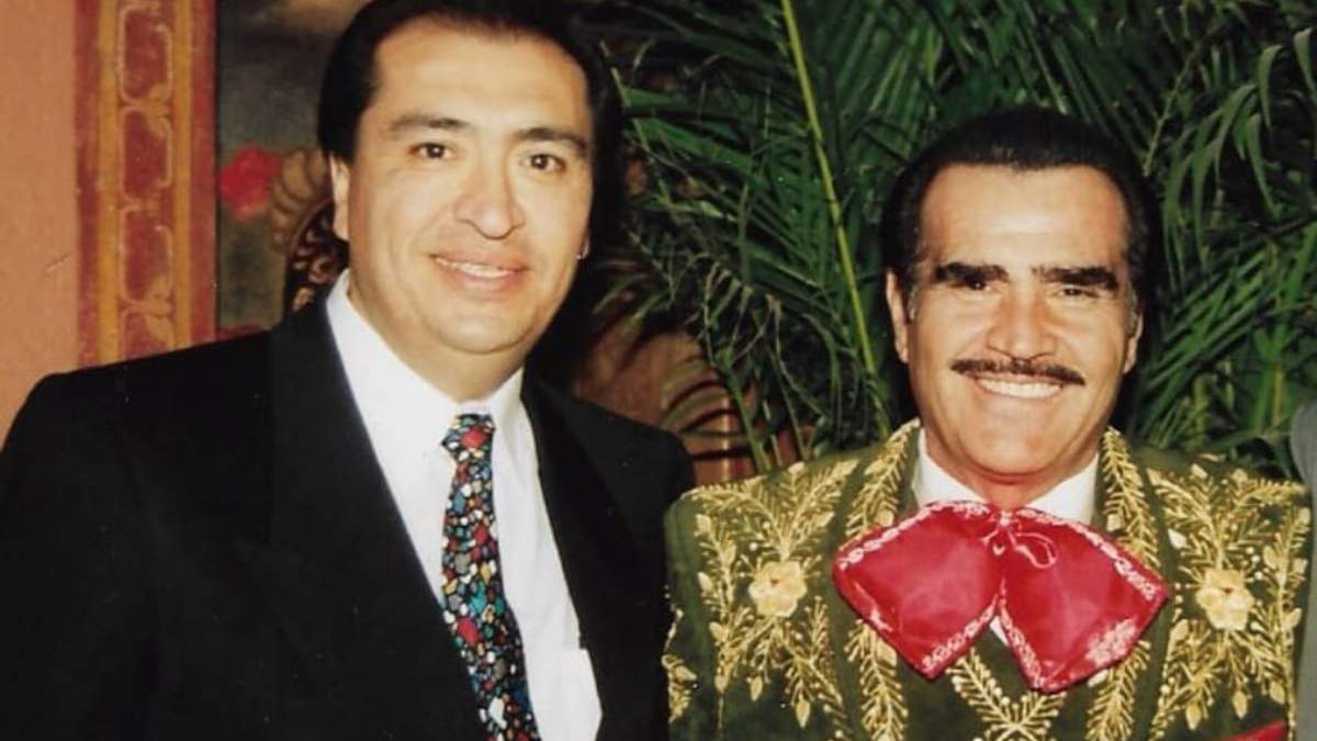El locutor Gustavo Alvite Martín y Vicente Fernández