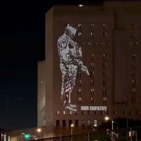 Proyectan mensaje de protesta contra ICE en un centro de detención de Los Ángeles