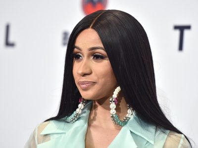 ¡Conmocionada! Cardi B se emociona hasta las lágrimas al ver la presentación de dos cantantes