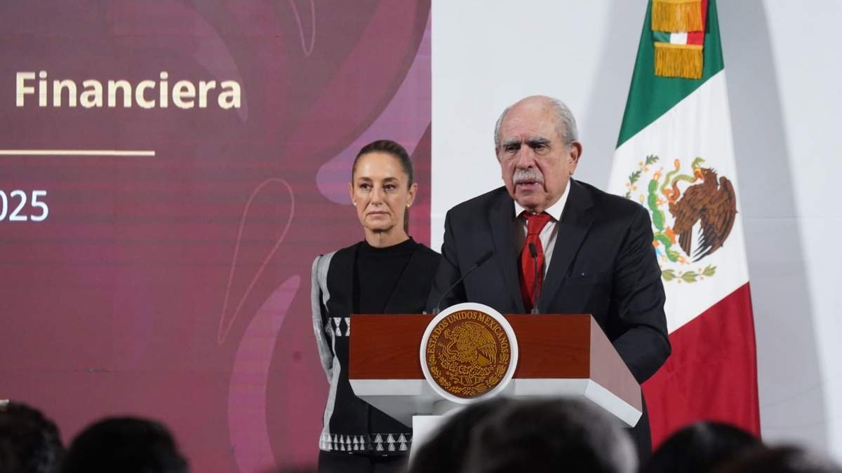 La presidenta Claudia Sheinbaum y el titular de la UIF, Pablo Gómez