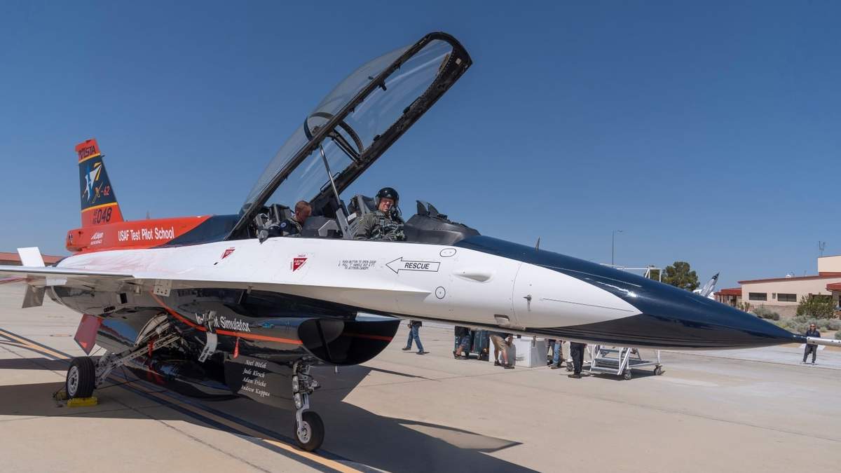 El secretario de la Fuerza Aérea de EU, Frank Kendall, sentado en la cabina de un X-62A VISTA en la base Edwards, en California