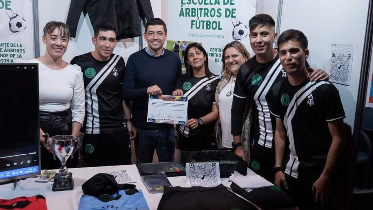 Koopmann en la Expovocacional. Fuente: (Legislatura).