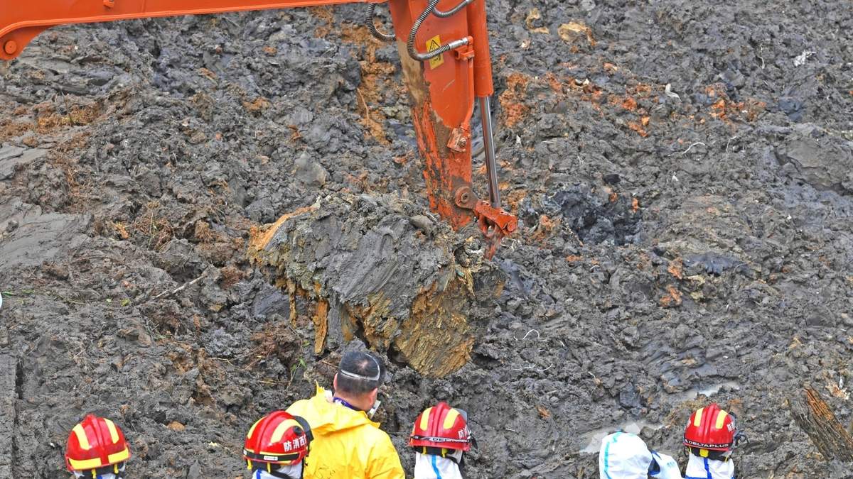 Una excavadora busca los restos del Boeing 737-800 de China Eastern Airlanes