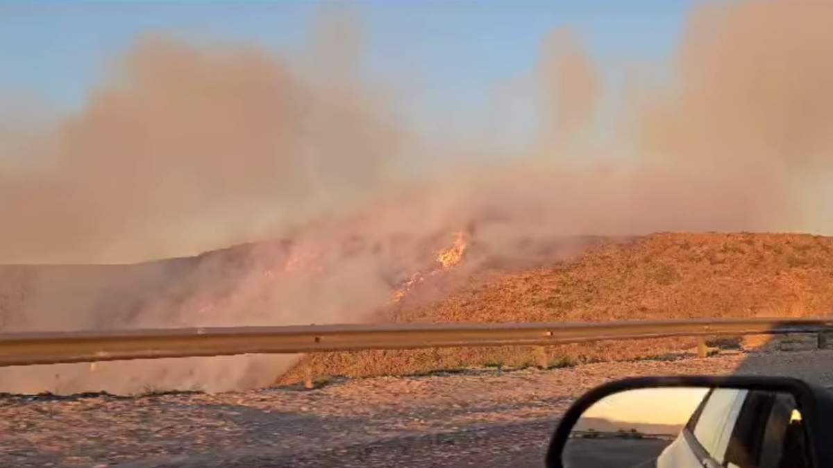 El foco de incendio puede verse a pocos metros de la ruta 40. Fuente: (Facebook)