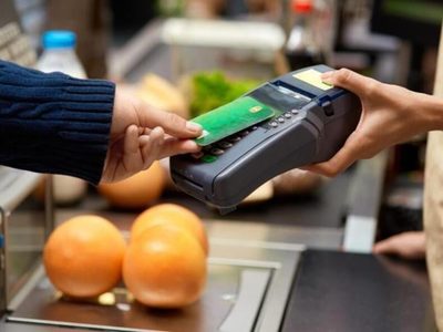 Comerciantes de Neuquén tienen prohibido manipular tarjetas de crédito y débito