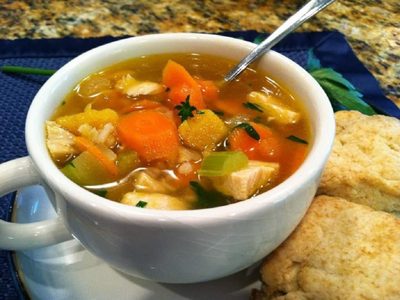 Hacele frente al frío con esta sopa de pollo y vegetales de la abuela que te va a encantar