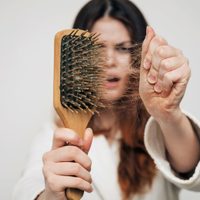 Si se te cae mucho el cabello, prepará vos misma este tónico milagroso que lleva solo 3 ingredientes