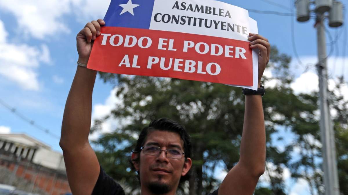 Chileno porta un pancarta a favor de la constituyente en Chile. Fuente: (Twitter)