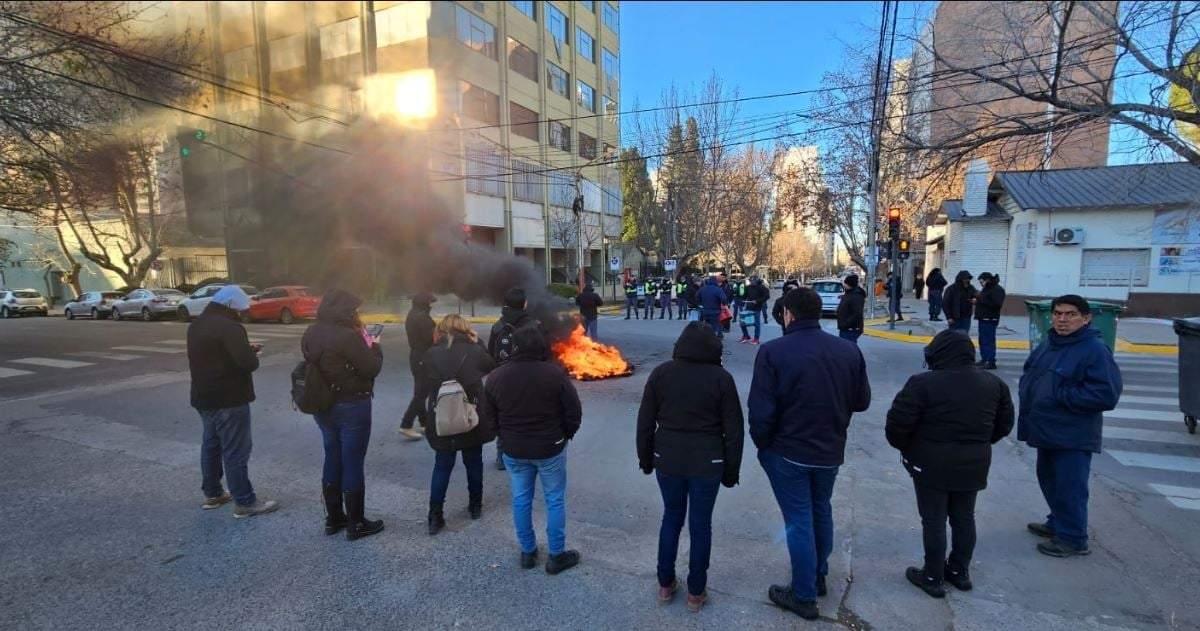 Los trabajadores continúan en asamblea para decidir la continuidad de las medidas. Fuente: (Javier Manzano)