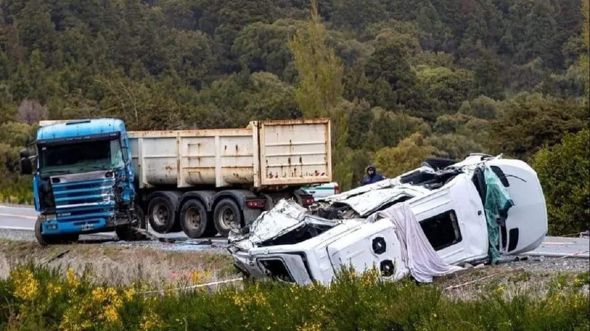 Ambos vehículos luego de chocar sobre la ruta 40. Fuente: (ANB)