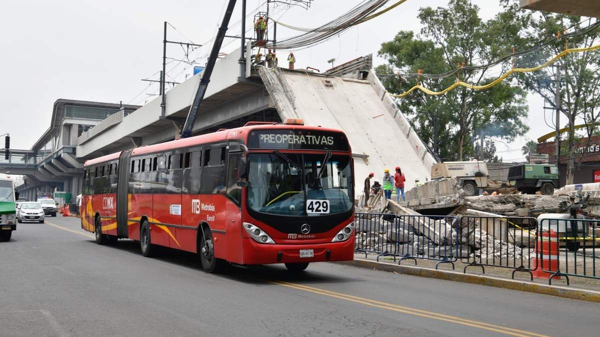 Una unidad del Metrobús pasa por la zona del desplome de la Línea 12 del Metro