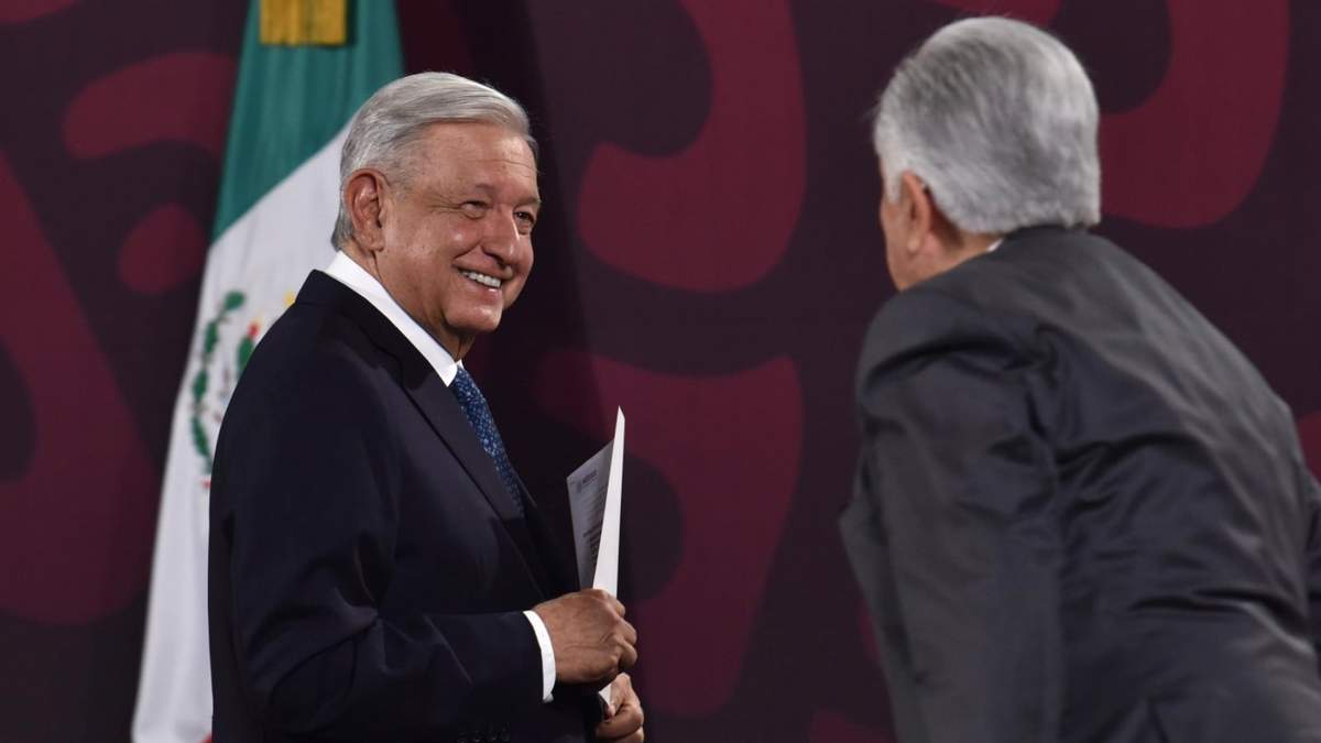 AMLO en la mañanera con el titular de la CFE