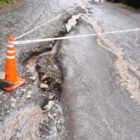 Las lluvias persistentes provocaron anegamientos y socavones en calles de Villa La Angostura
