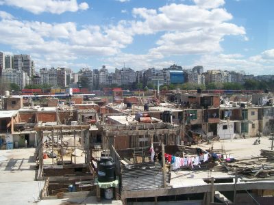 Denuncian que más de 300 familias del Barrio 31 no tienen agua