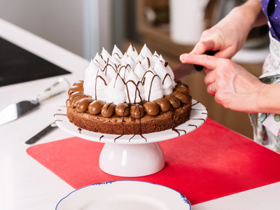 Brownie económico: la receta que podés hacer sin chocolate en barra y que te va a salvar a la tarde