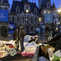 Policía francesa desaloja campamento de desamparados al sur de París