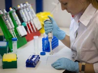 Trabajo conjunto: AstraZeneca y Rusia investigarán una combinación de sus vacunas