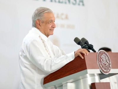 “Mucho ayuda el que no estorba”: AMLO responde a la alianza opositora Va por México