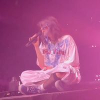Golpean a Billie Eilish en la cara con un objeto durante un concierto (Videos)