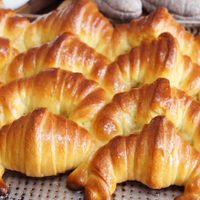Medialunas de manteca y con 1 solo huevo: hacé esta receta ideal para disfrutar calentita con unos buenos mates