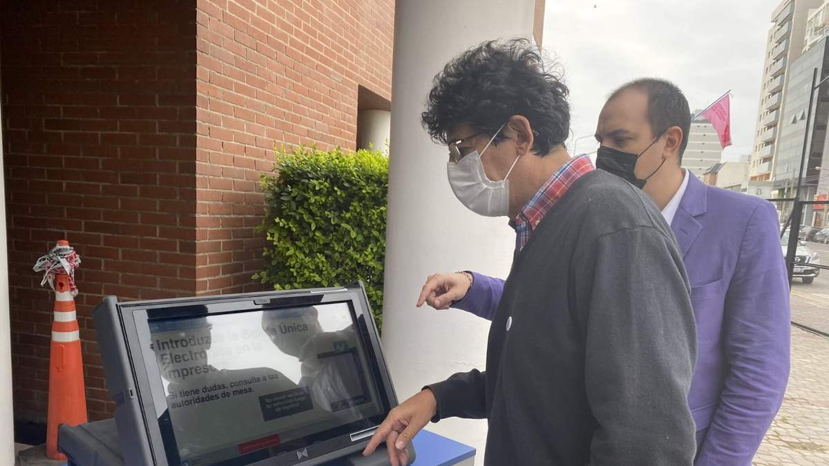 El protocolo de cara a las elecciones municipales se realizó en una escuela. Fuente: (Twitter)